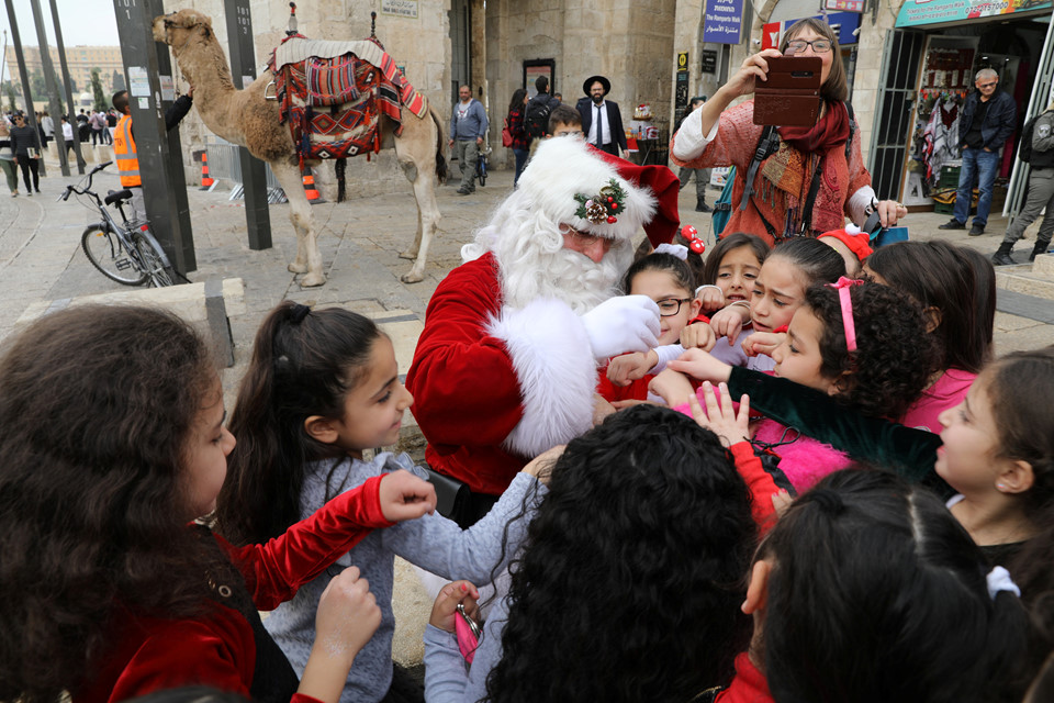 Ông già Noel khuấy động chảo lửa Jerusalem trước Giáng sinh